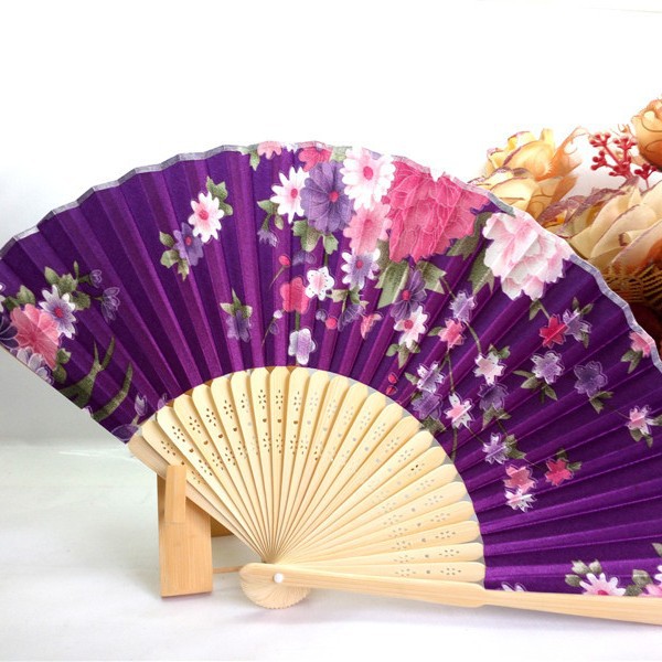 Hay en stock Changsha regalo ventilador 21cm estilo japonés bambú seda ventilador color primario hueso satén paño ventilador