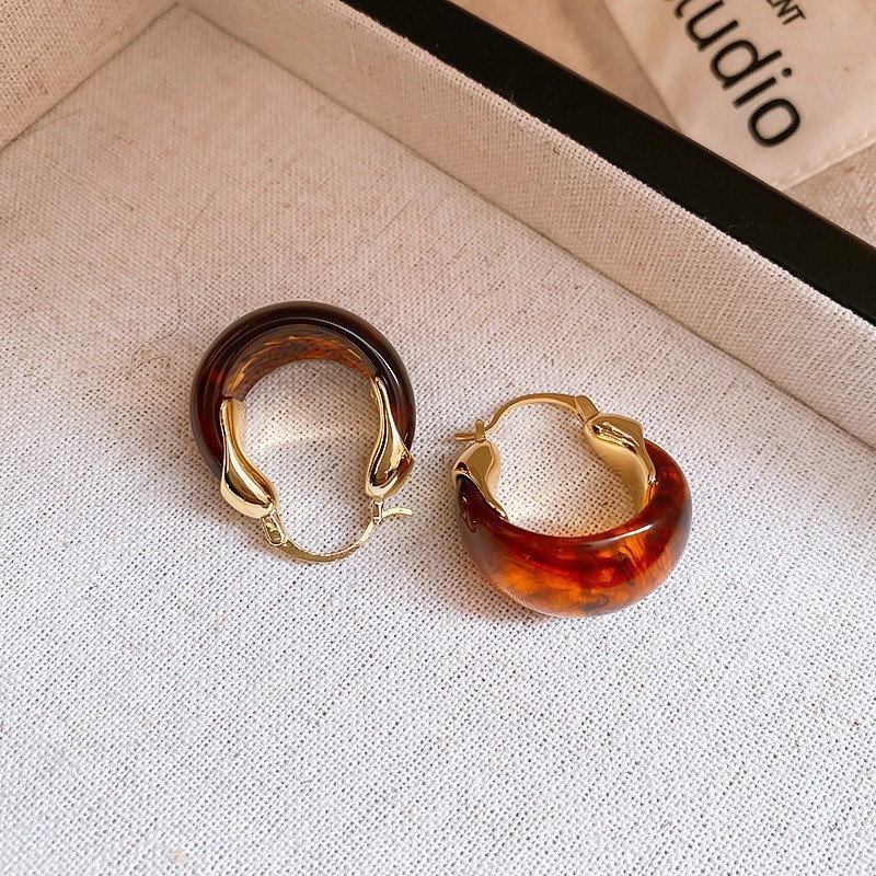 Retro Merrade curry plata aguja pendientes de moda versátil Hong Kong aretes de estilo ligero lujo alta sensación otoño invierno pendientes