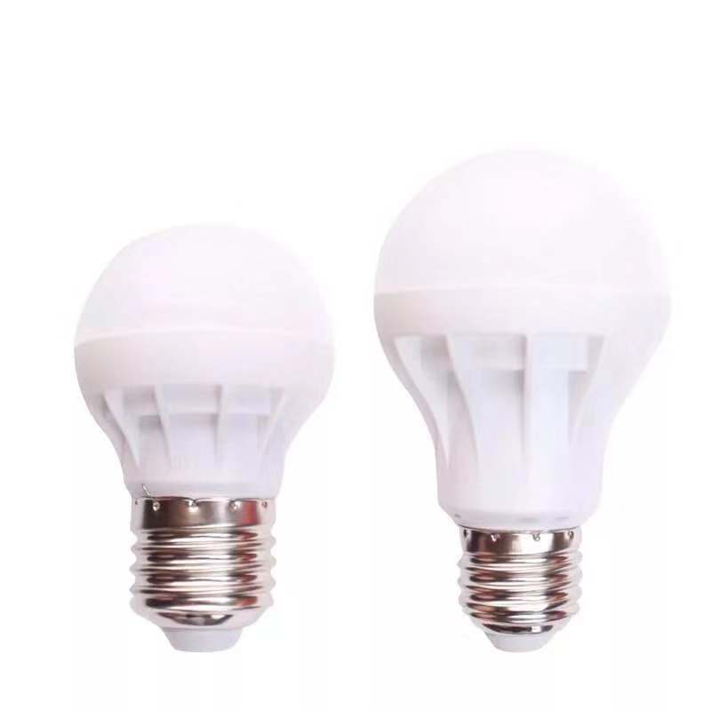 Bombilla led lámpara bombilla de plástico E27 tornillo boca dormitorio sala de estar accesorios de la lámpara de regulación de control remoto
