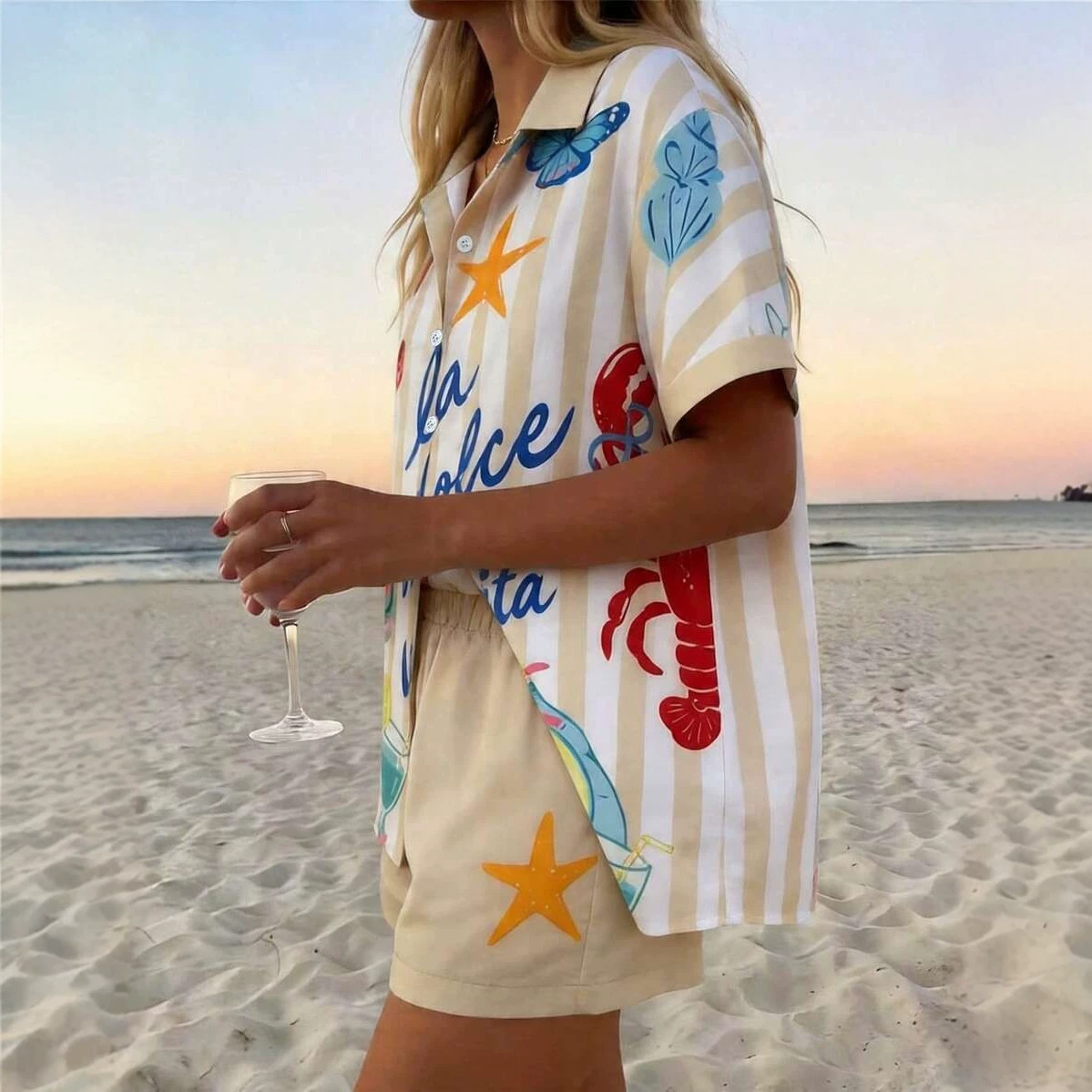 Conjunto feminino de blusa de manga curta e shorts com estampa floral em linho misto, ideal para férias e looks de verão._voghion.com