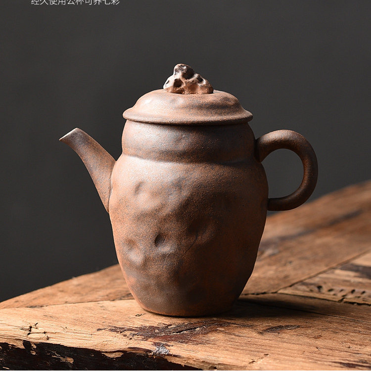 Simple, rustic, handcrafted teapot made from raw clay, featuring an irregular shape, suitable for home use, vintage-style tea set, ceramic teapot that can be used for tea brewing