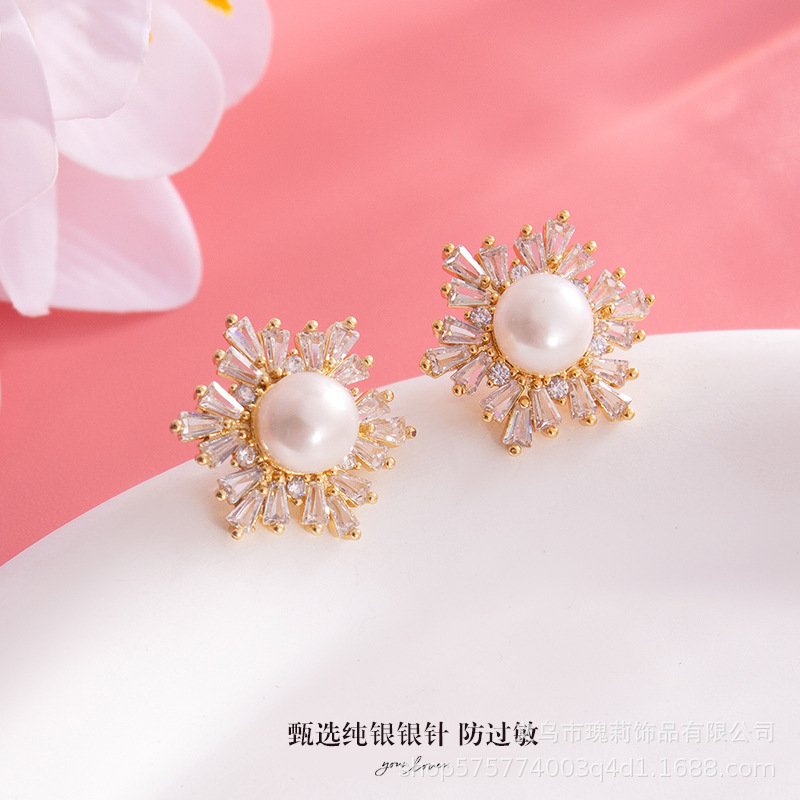 Fashionable organic necklace and earrings from pearl