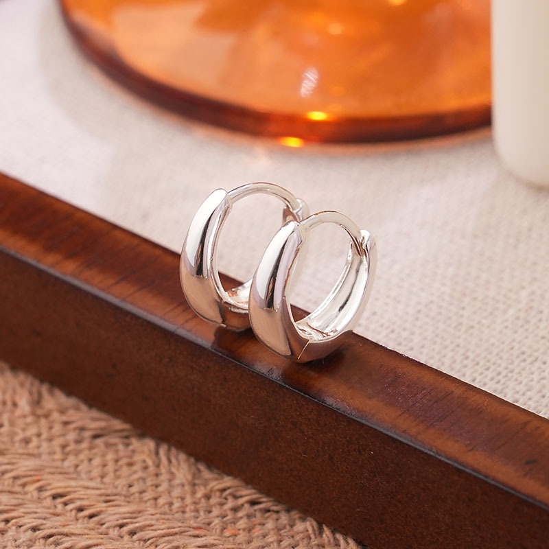 Temperamento coreano nicho 925 pendientes de plata simple personalidad femenina simple brillante joyería de viento frío al por mayor