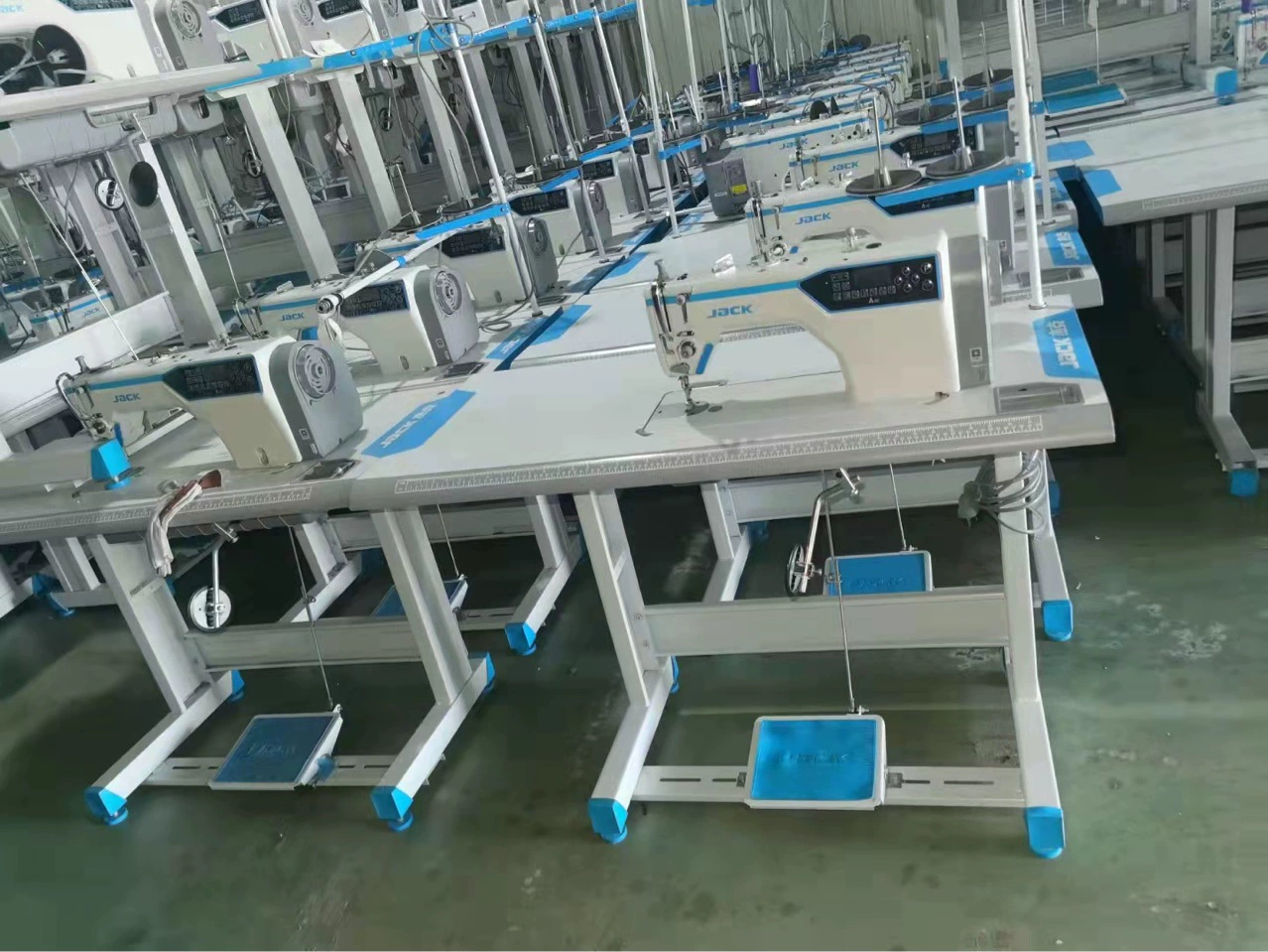 Подержанная Тяжелая машина Brother Standard Jack Zhongyi Компьютерная швейная машина Промышленный бытовой компьютер All-In-One Machine.