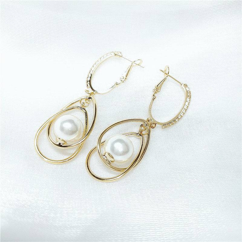 Korean Golden Geometric Pearl Earrings display picture 3