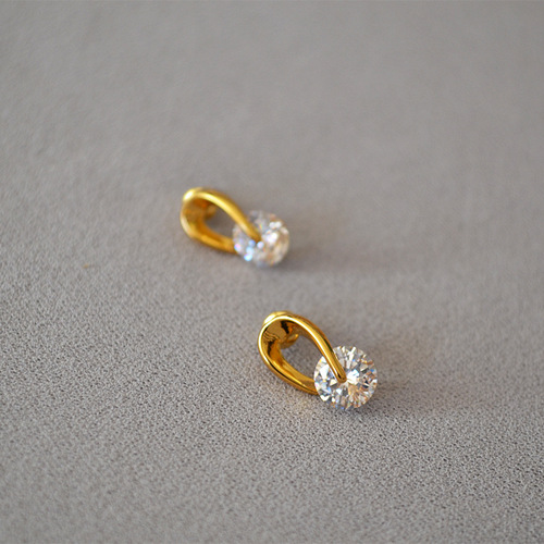 Japanese and Korean fashion, simple, exquisite, compact, personality, shining zircon temperament, 925 silver needle earrings, daily commuting