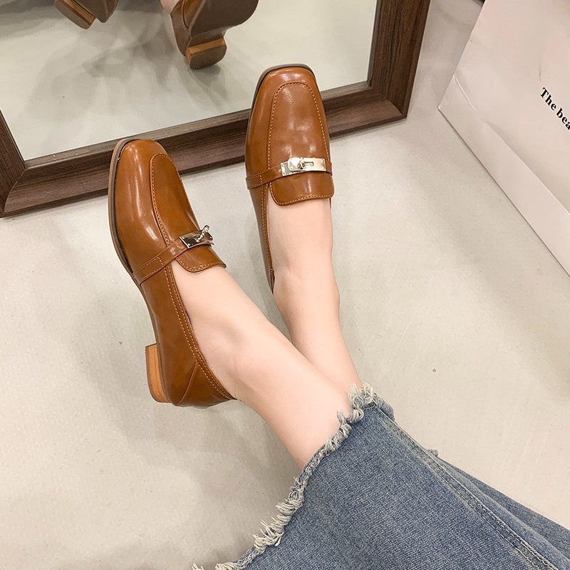 Small design retro loafers with a metal lock clasp