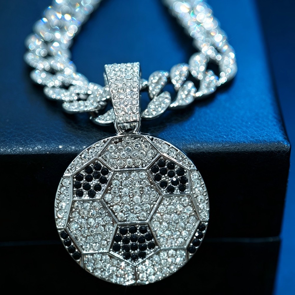 Europa y Estados Unidos venta caliente transfronteriza Copa del mundo lleno de diamantes fútbol aleación colgante cadena cubana para hombres collar joyería al por mayor