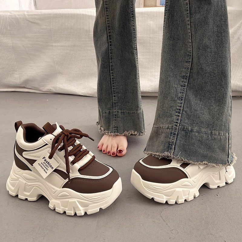 Estudiantes zapatos de papá y mujer 2025 otoño nuevos zapatos deportivos muffins diarios adelgazantes aumentan la altura de los zapatos casuales de carrera versátiles