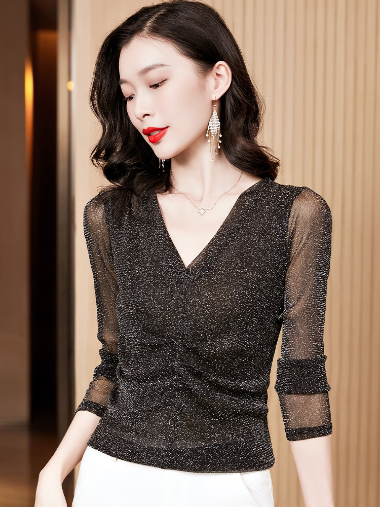 網紗の底のシャツの女性の薄いタイプの春秋の紗の服の長袖の中で薄い紗の上着の洋風のファッション的な初秋の小さいシャツを掛けます。