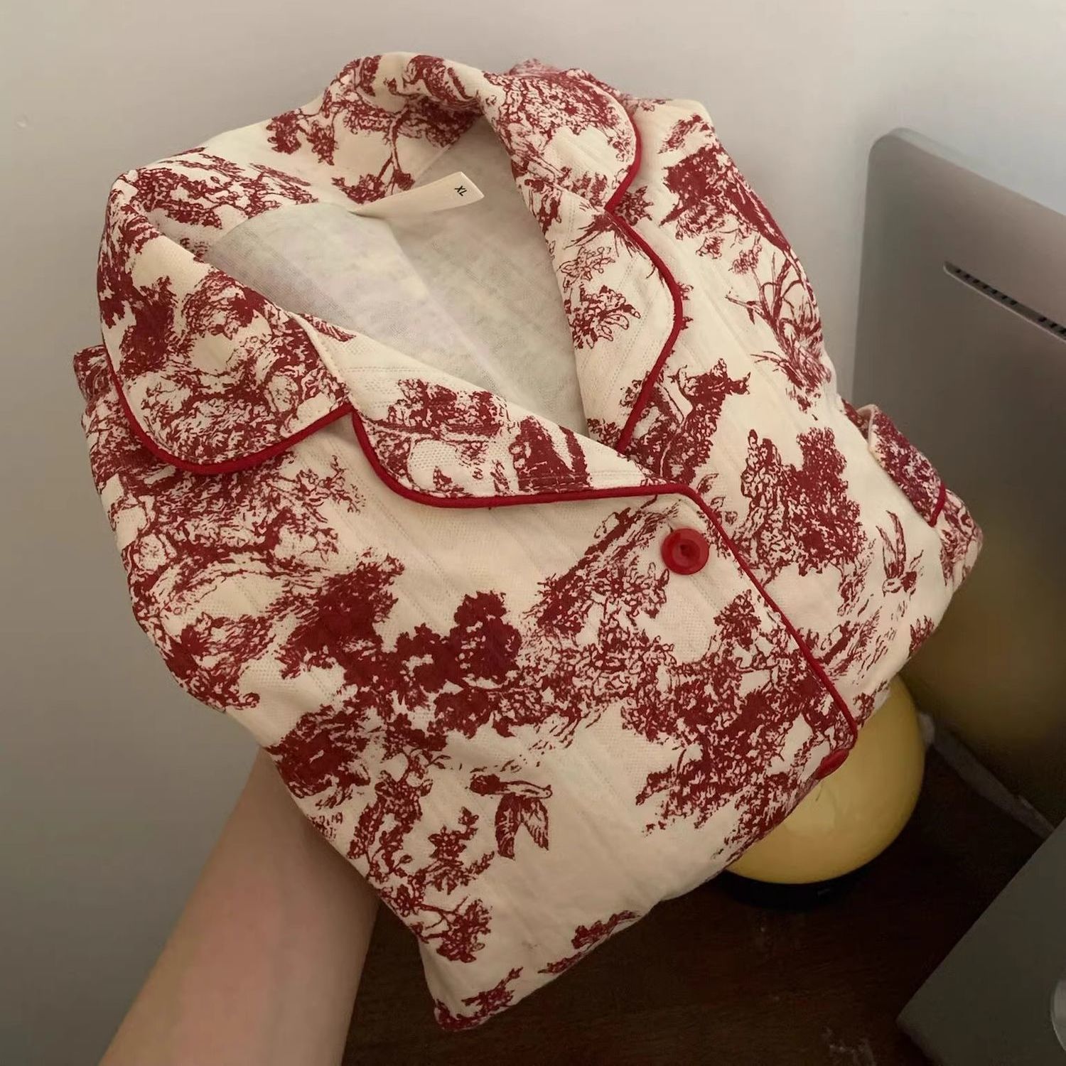 H red water painting