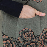 时尚绣花大码奶奶装有口袋23年中老年女装新款针织衫V领开衫马甲，女装马甲，妃慕昵服饰