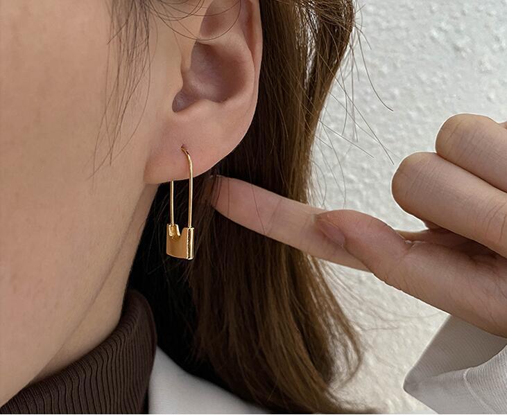 Minimalist Style Lock-shaped Long Earrings Titanium Steel 18k Gold Brooch display picture 1