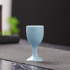 陶磁器の家庭用高足杯の酒の一口の強い杯の青い磁器の花の面は贈り物のホテルの酒器の日用品を印刷します。