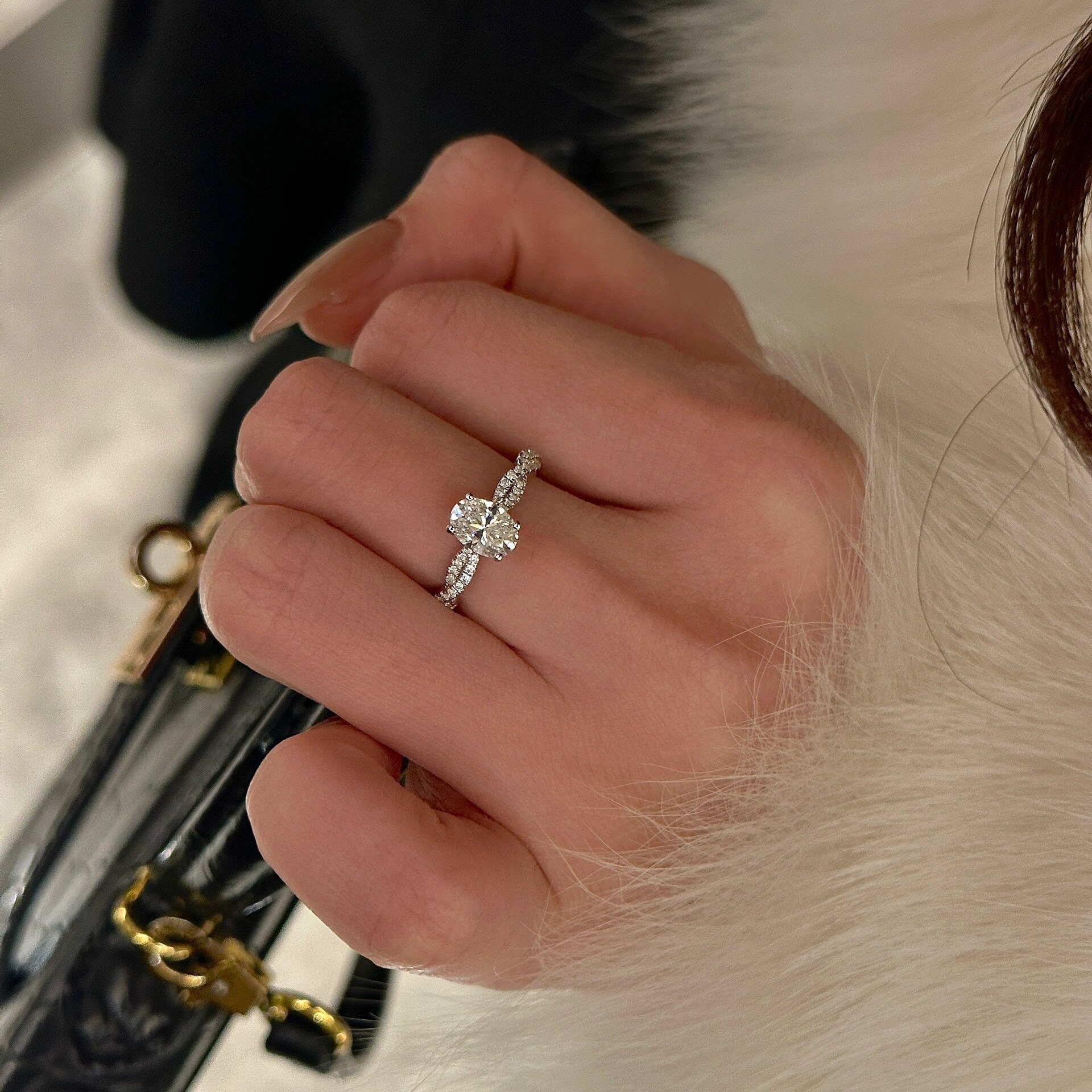 Anello aperto da donna con zircone rotante e taglio a fiore_voghion.com