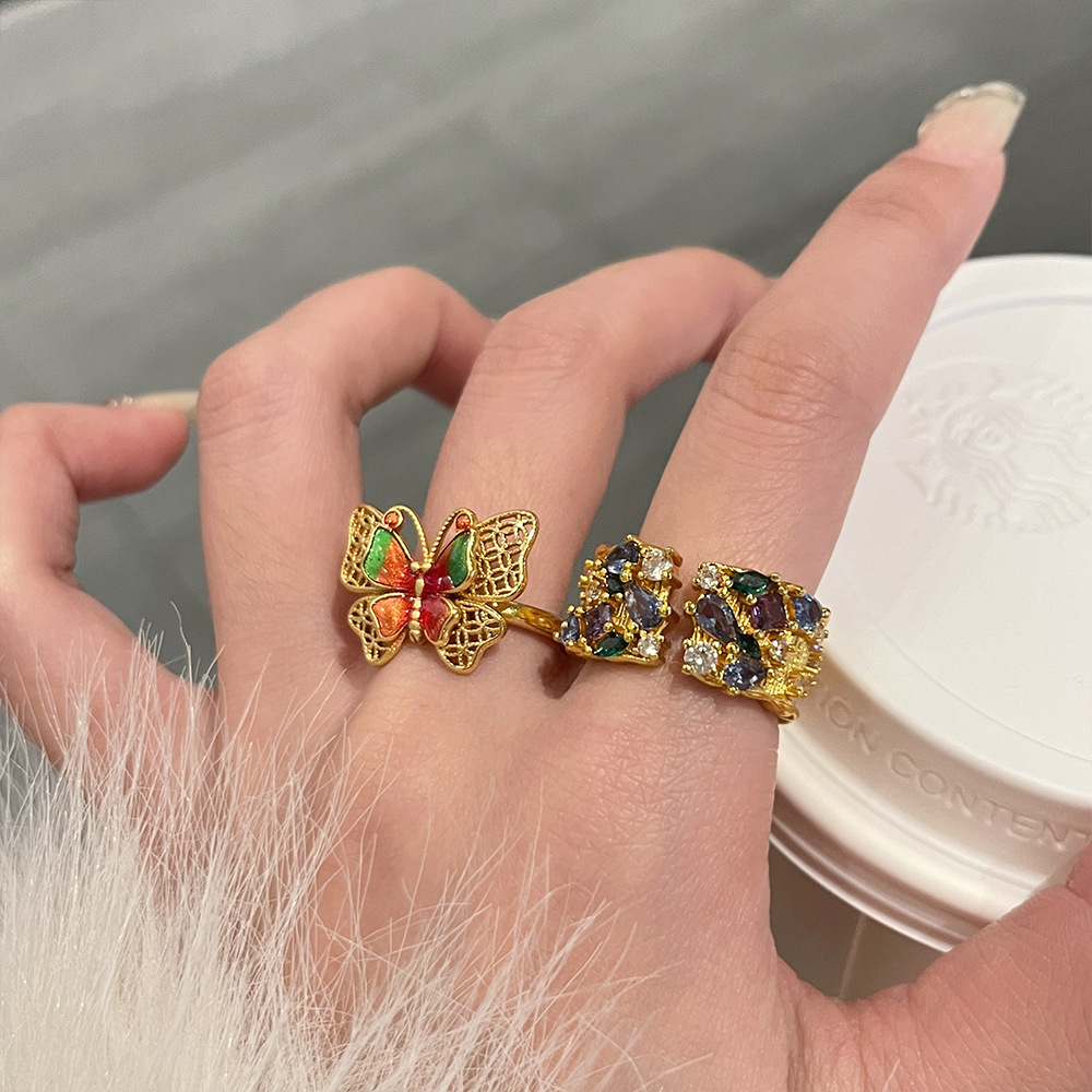 Funkelnder Ring für Damen, mit romantischem Flair gefertigt. Elegant und komfortabel, entworfen, um Ihren Charme zu unterstreichen. Ein dezentes und dennoch atemberaubendes Schmuckstück für Verabredungen._voghion.com