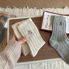 秋冬グレーの小花刺繍入り二本針レディースミッドカーフソックス、無地ソックス、韓国風カレッジスタイルパイルコットンソックス