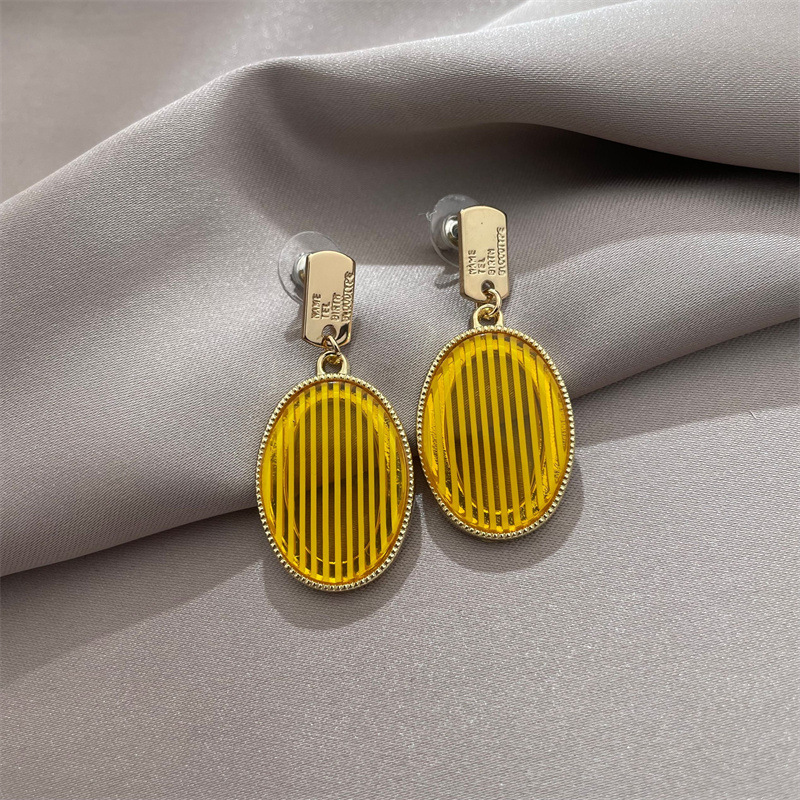 Korean Personality Oval Acrylic Resin Earrings Simple Fashion Atmospheric Net Red Earrings display picture 2