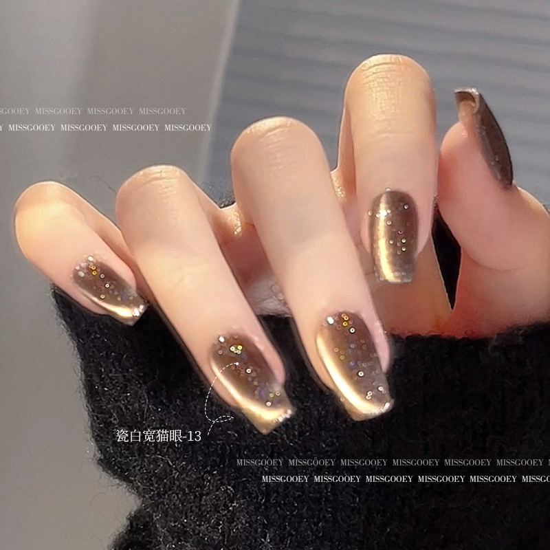 Porcelana retro blanco ancho ojo de gato 2024 Otoño e Invierno Nueva Caja Mágica Super brillante pegamento ojo de gato esmalte de uñas belleza tienda especial