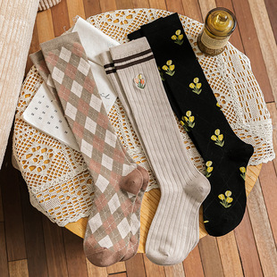 22 Autumn and Winter New Socks Women's Retro British Style Embroidered Flower Rhomboid Women's Cuff Socks and Knee Socks Cotton Socks