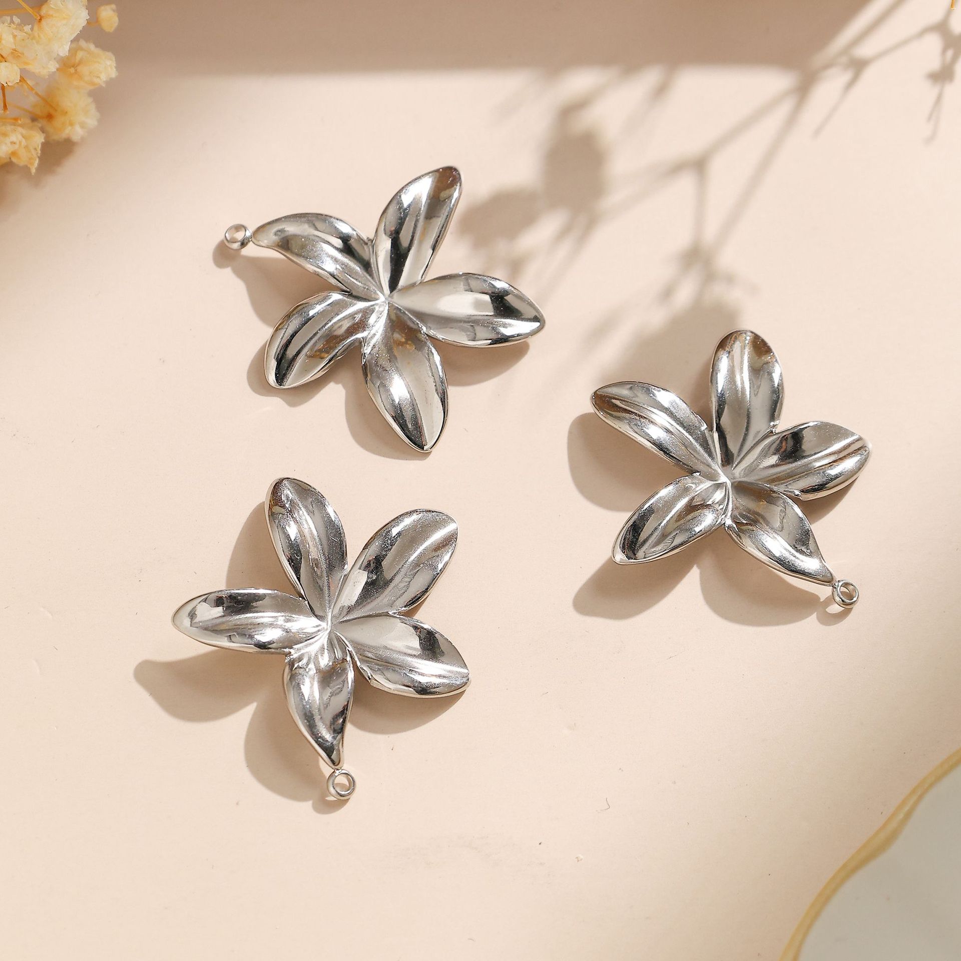 5 PCS/Package Quantity 304 Stainless Steel Material 5 PCS/Package 304 Stainless Steel Flower Pendant