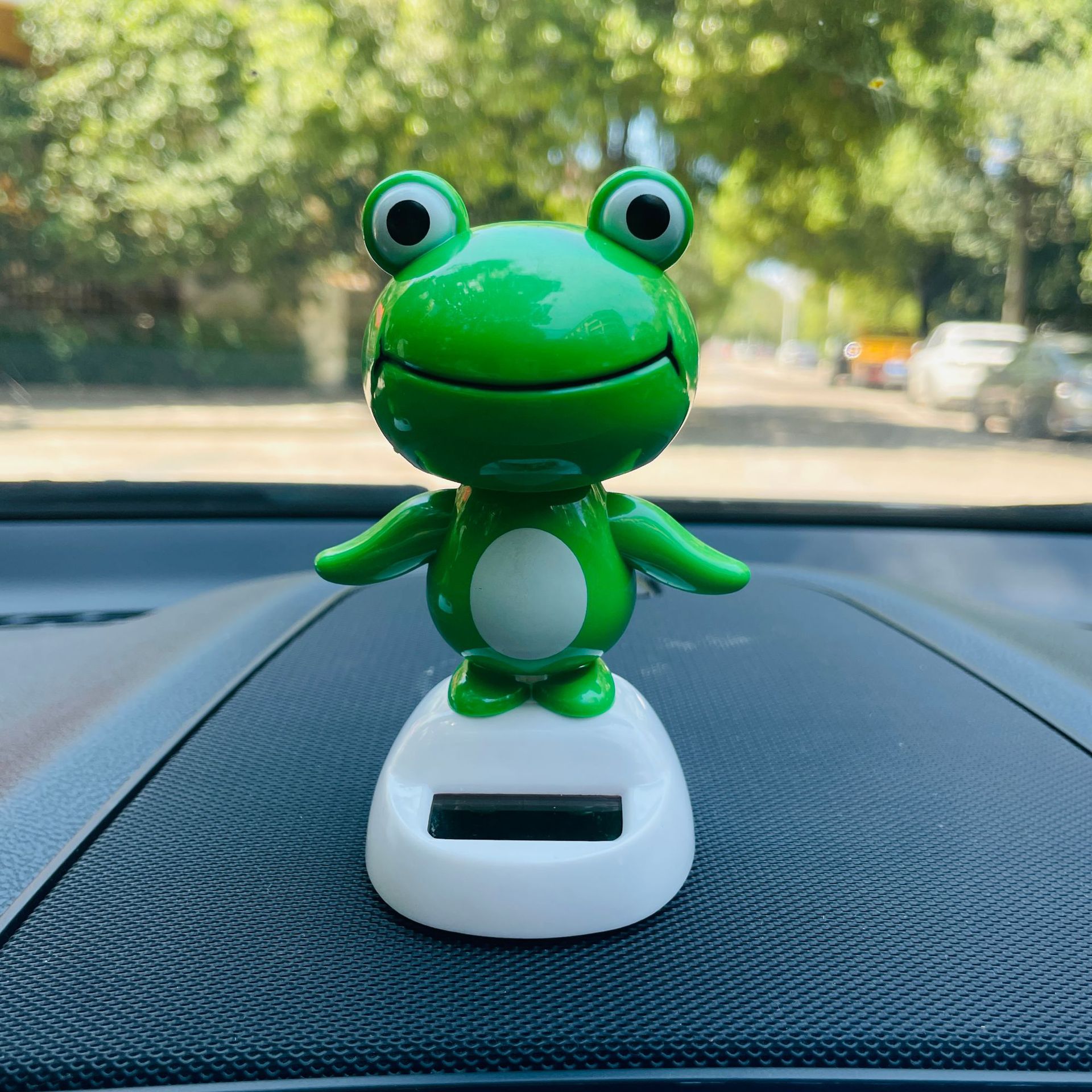 爆款太阳能青蛙汽车摆件 自动摇头卡通公仔车内装饰品汽车装饰车饰便宜详情4