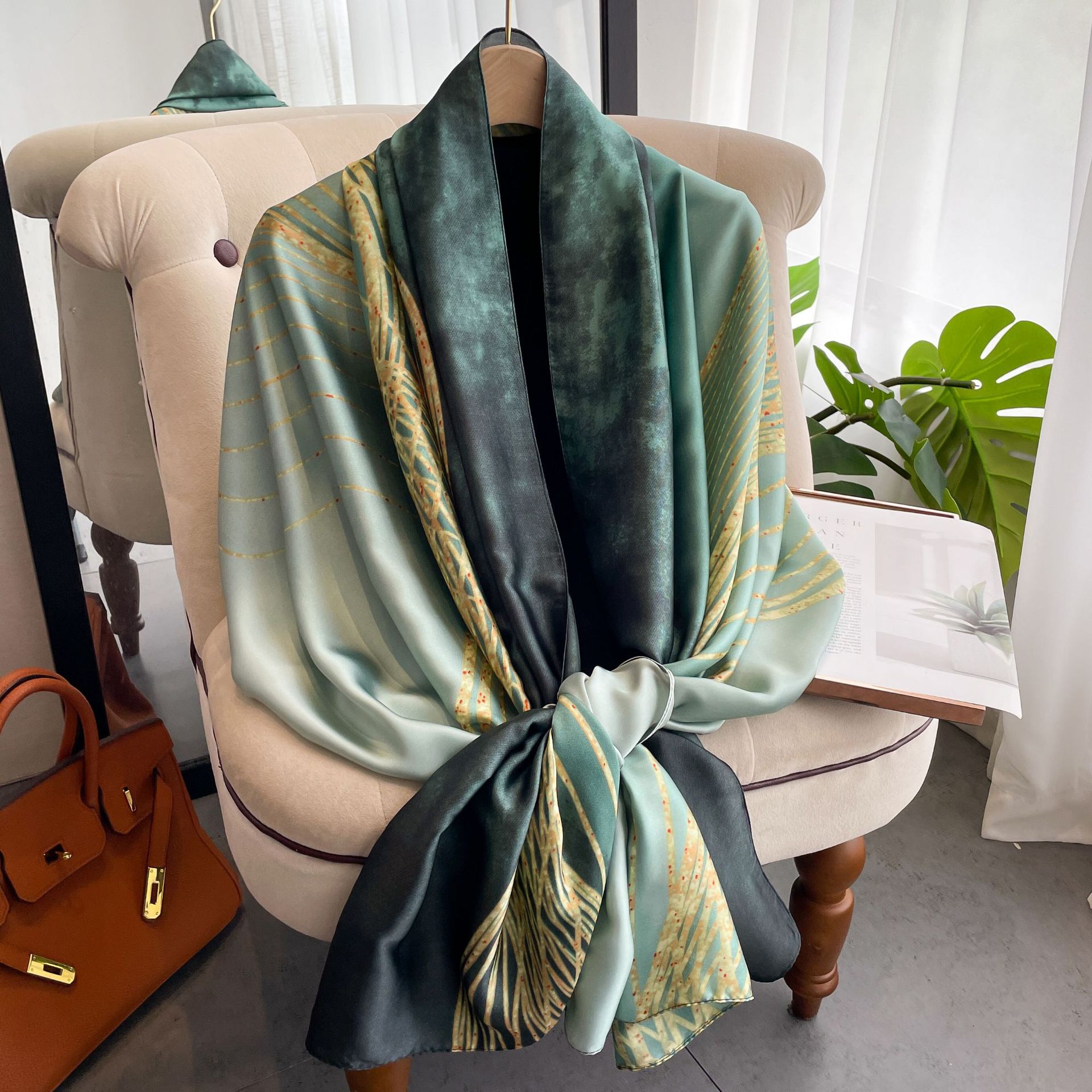 Écharpe longa de cetim de seda para mulher estampada floral_voghion.com