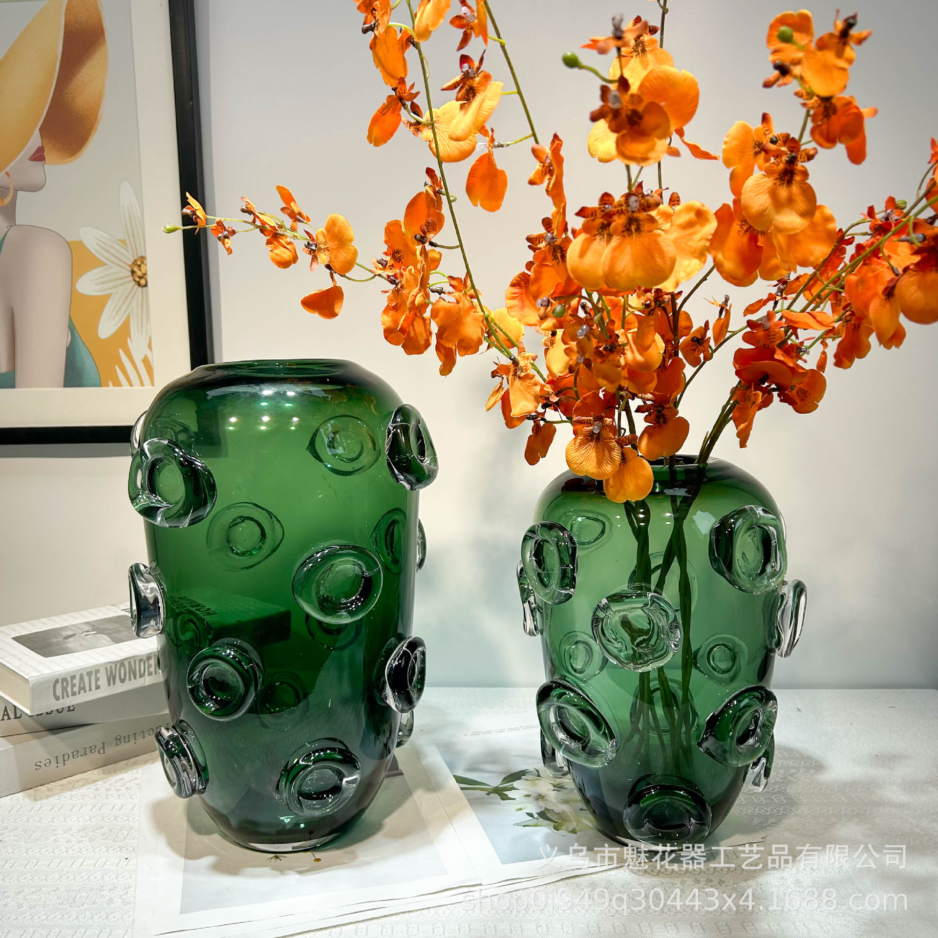 Luz y lujo moderno vasos de vidrio grueso en casa mesa de comedor vinos decoración creativa sala modelo de decoración de alto nivel arreglador de flores