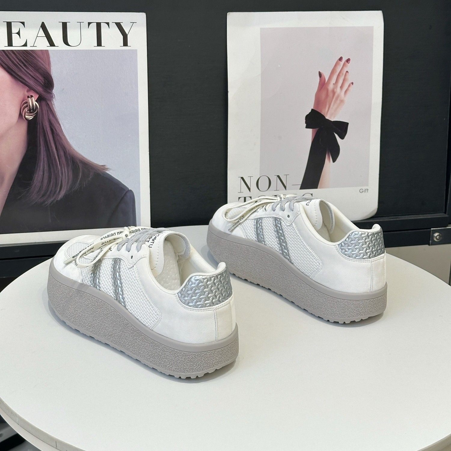 Zapatos de entrenamiento de base plana para mujeres 2026 nuevos zapatos deportivos casuales transpirables de malla con suela gruesa y altura blanca pequeña zapatos