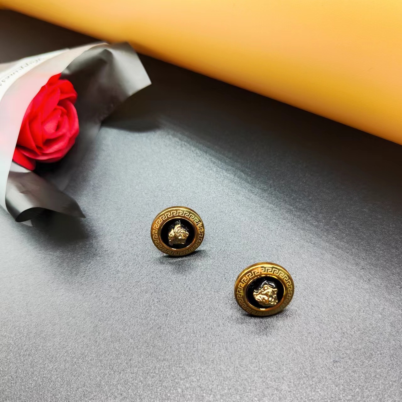 Retro Cartoon Character Round Titanium Steel Inlay Shell Ear Studs 1 Pair