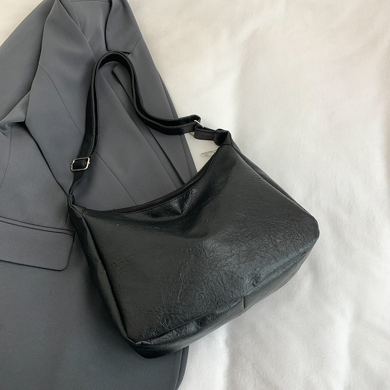 Bolso de cuero suave versátil para damas 2024 nuevo estilo retro moda bolso universitario gran capacidad de ocio