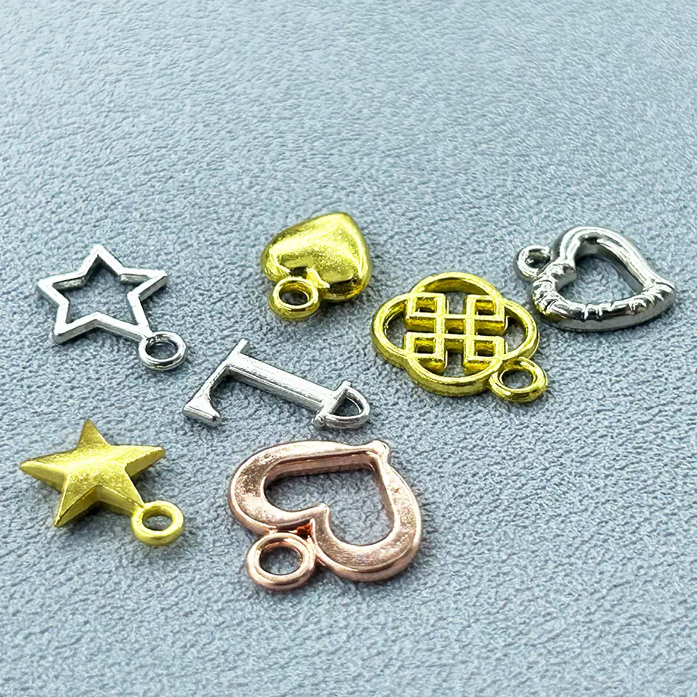 厂家直供现货心形吊坠实心文胸饰品五金合金装饰品服装内衣挂件