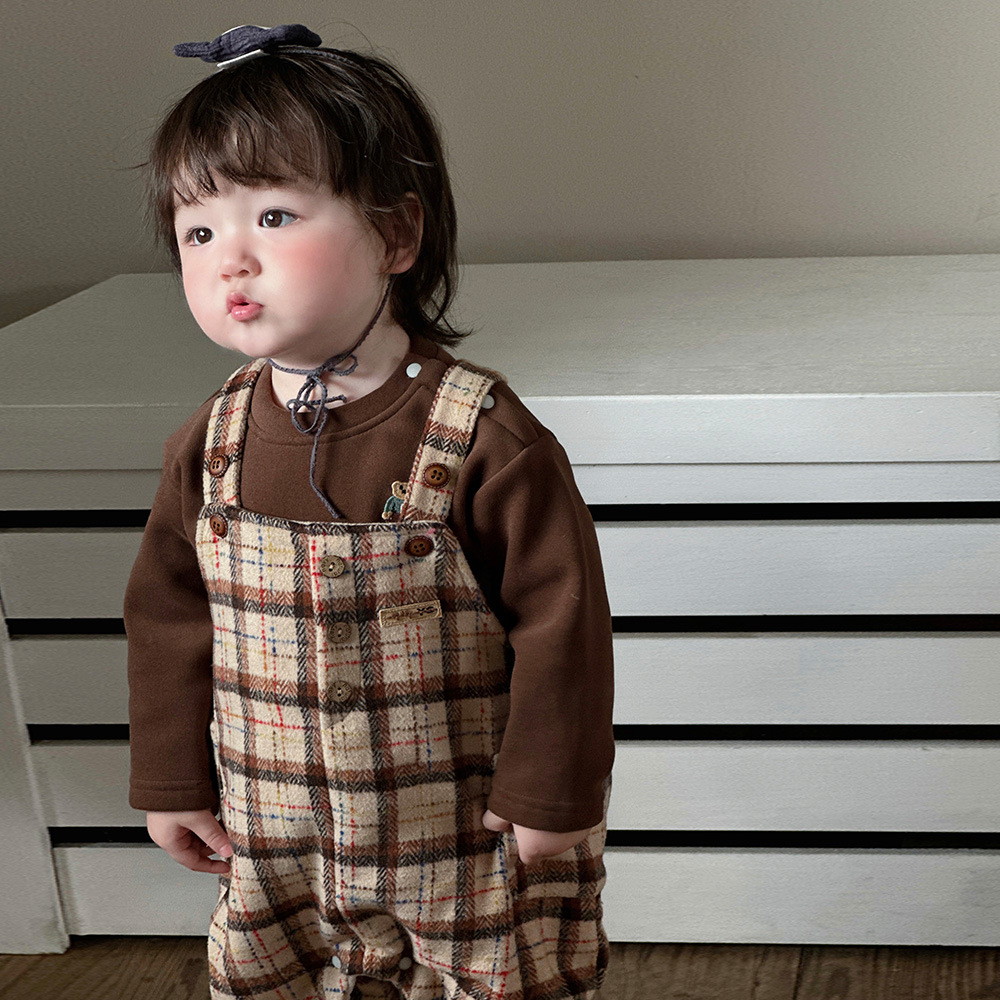 2024 invierno nuevo bebé Maillard plaid traje de estilo occidental engrosado, cálido y cómodo mono suave traje de dos piezas
