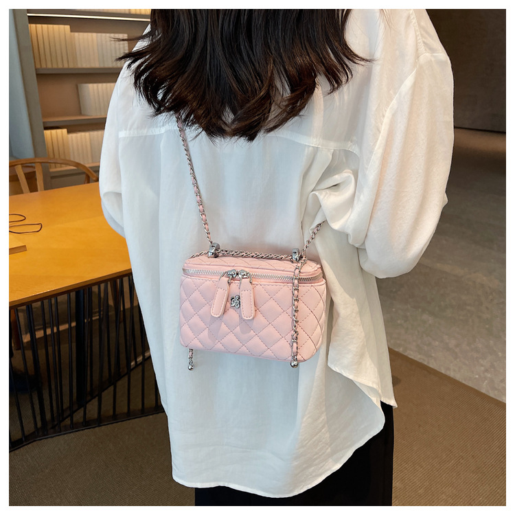 Bolso pequeño con hilo de bordar Lingge Bolso bandolera de cadena salvaje de nueva textura transfronteriza para mujer Bolso cuadrado pequeño portátil de estilo caliente popular