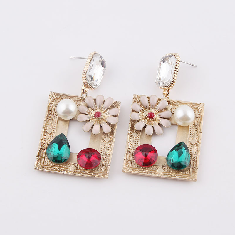 Fashion Bee Diamond-studded Pearl Metal Flower Earrings Wholesale display picture 7