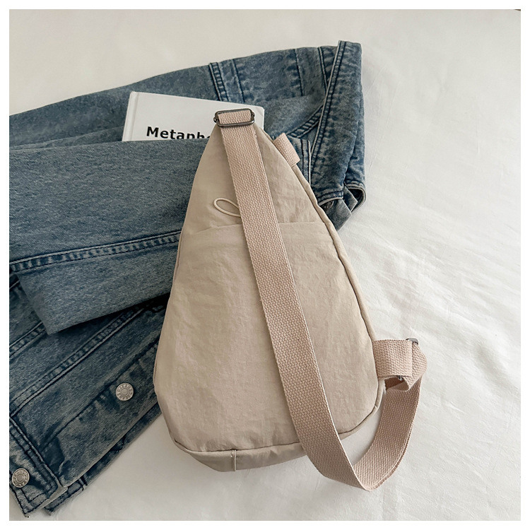 The new large-capacity, fashionable and versatile Korean casual chest bag for autumn and winter, as well as the simple travel canvas bag, are selling well among women undefined