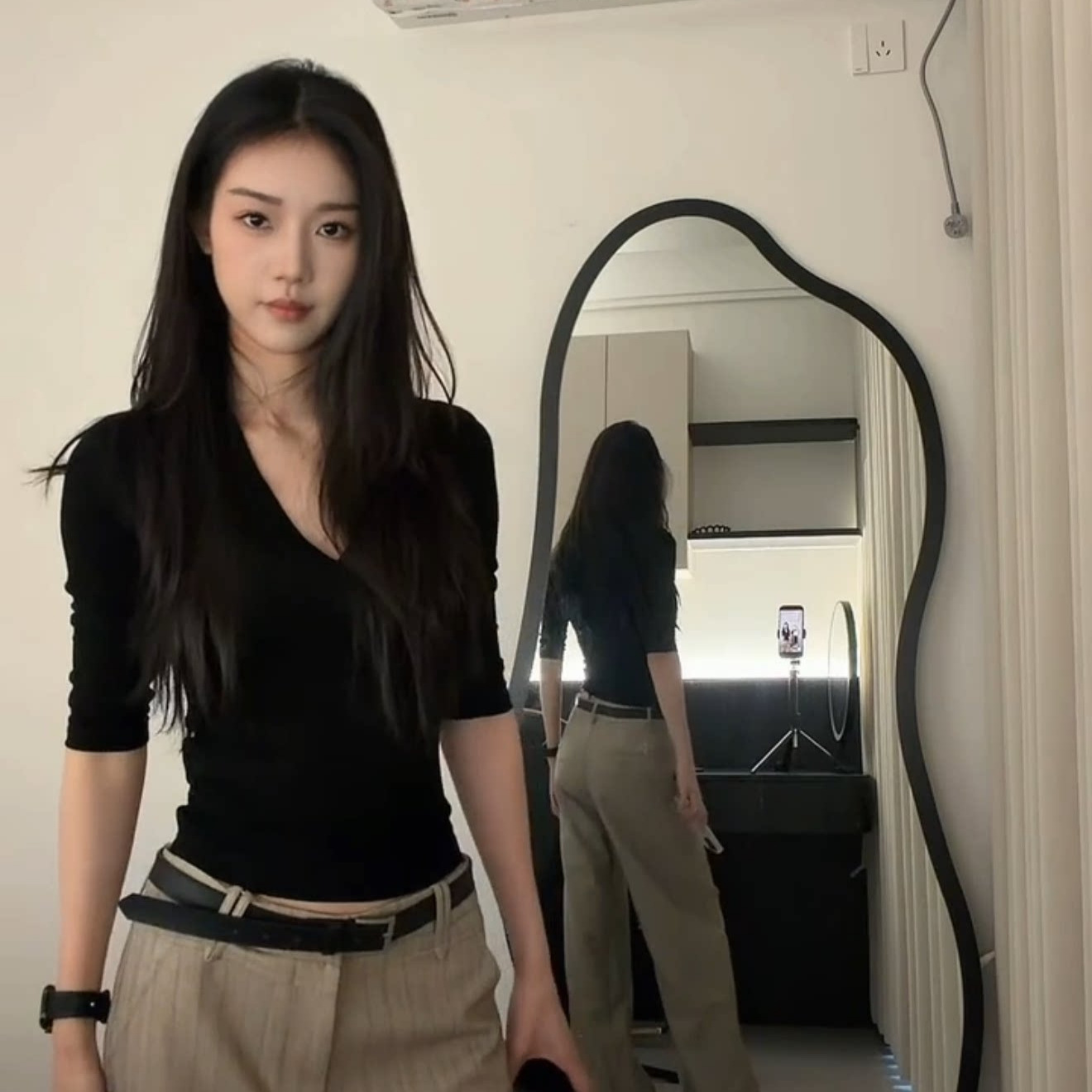 High-End Black V-Neck Mid-Sleeve T-Shirt for Women, Perfect for Spring Layering, Very Stylish, Slim-Fit, Waist-Cinching, Three-Quarter Sleeve Top