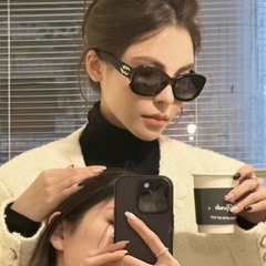 高バージョンの小香家さんサングラス5468には、紫外線防止の周囲の顔に小さなサングラスがついています
