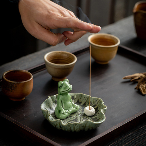 Initiating ceramic Zen meditation frog incense stick upright double hole incense holder amazon best-selling Zen refreshing incense holder