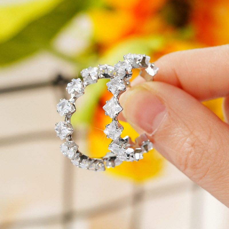Orecchini a lobo in zircone e cristallo per donna e uomo eleganti_voghion.com