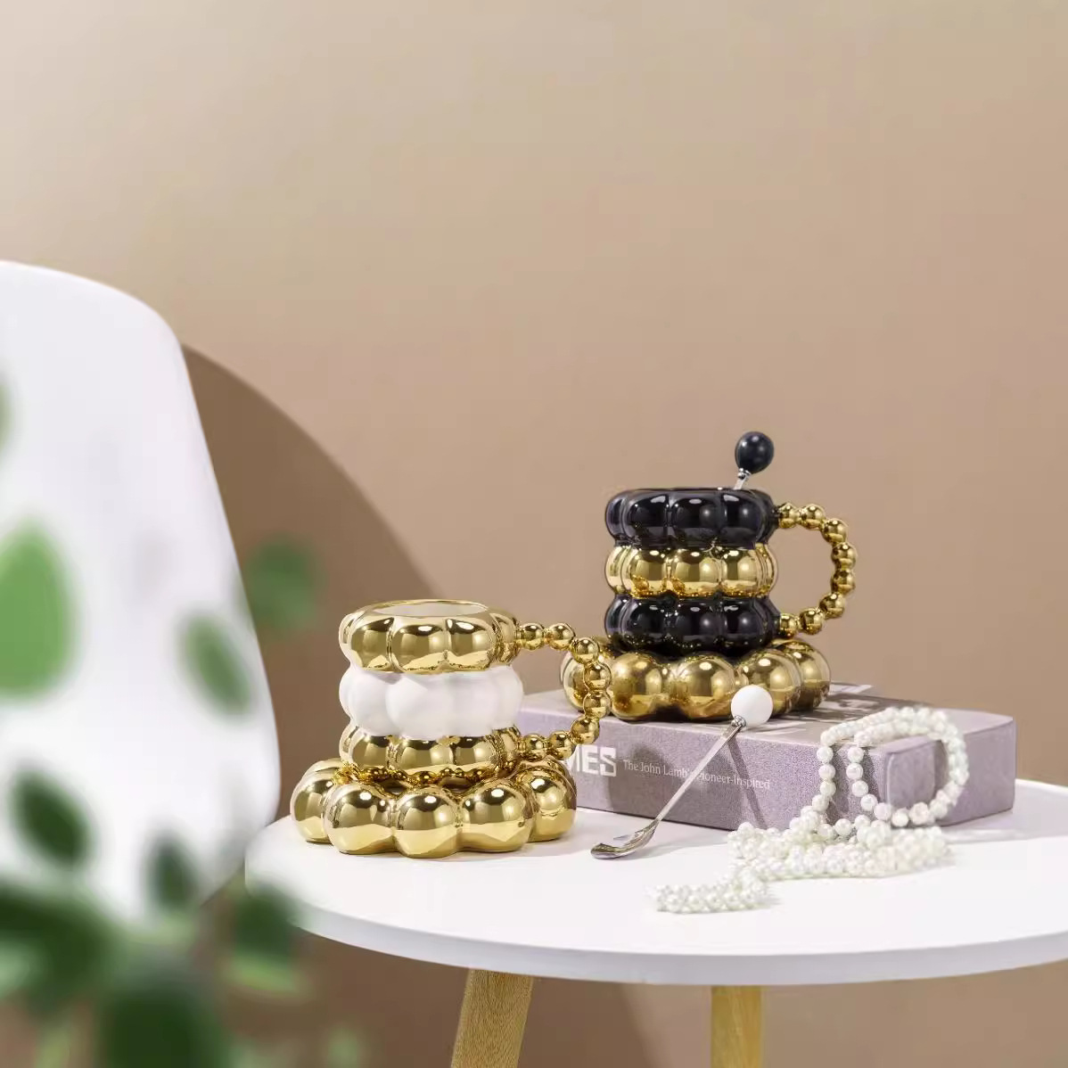 Lujo ligero creativo de alto valor de visualización taza de plato taza de marca de comercio exterior chapeado en oro con cuentas de cerámica taza de café taza de menú de la tarde