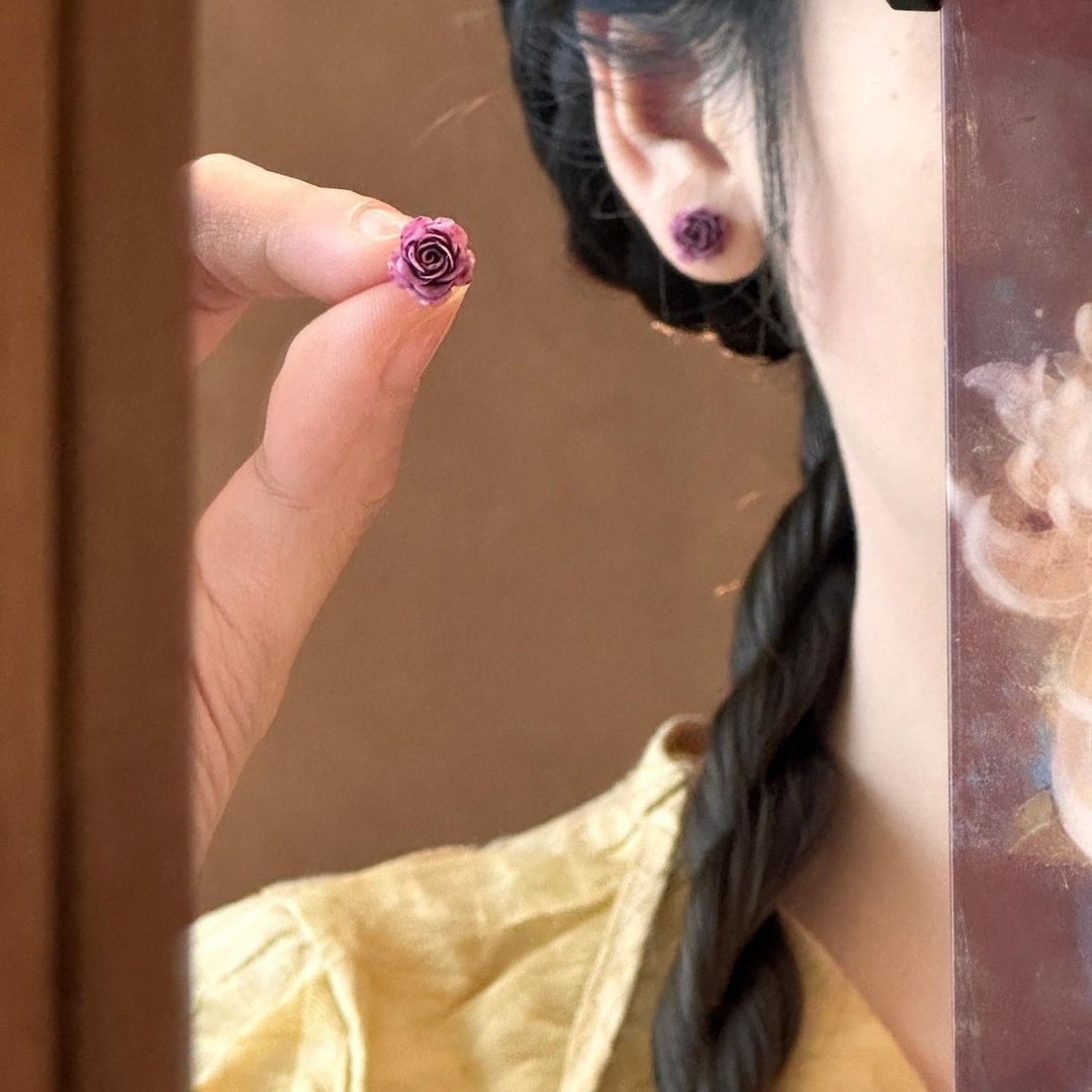 简约百搭花朵耳钉紫红色玫瑰耳饰小众设计感森系小巧耳环2025新款