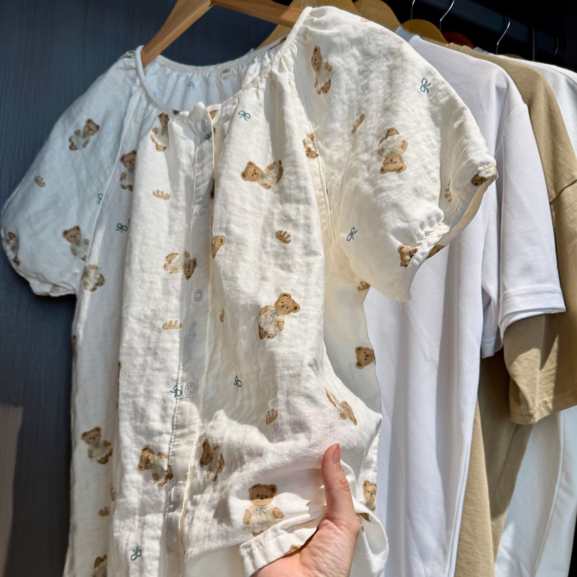 Trousers with a round collar
