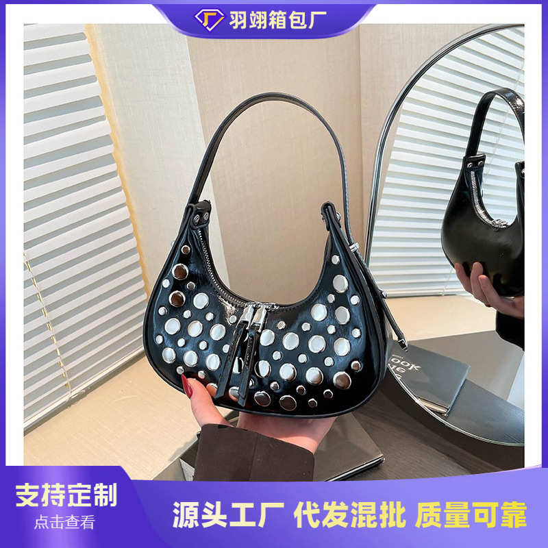 Bolsos de mujer de moda transfronteriza 2025 primavera nuevo estilo casual bolso de hombro para mujer remache de nicho bolso de axila bolso de mano