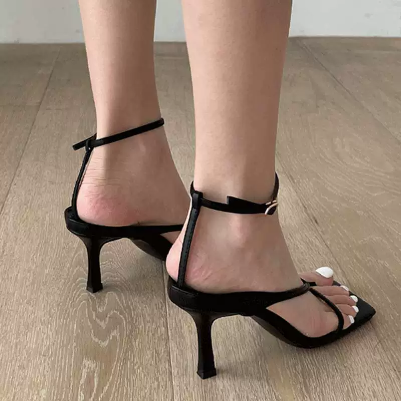 Новые летние белые босоножки на шпильке с квадратным открытым носком и ремешками, 2025 года.