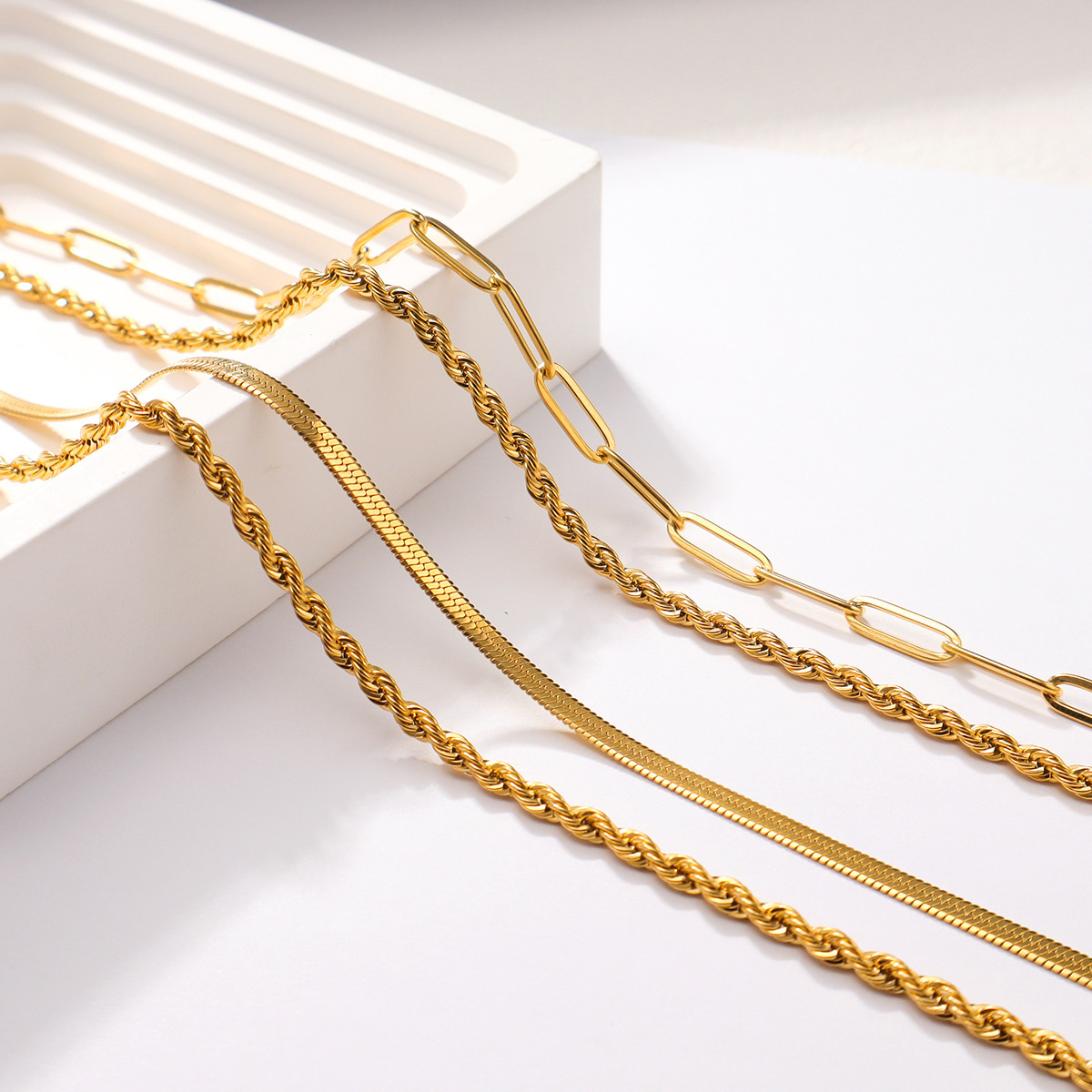 Minimalistische Layer-halskette Mit Filigraner Goldkette_voghion.com
