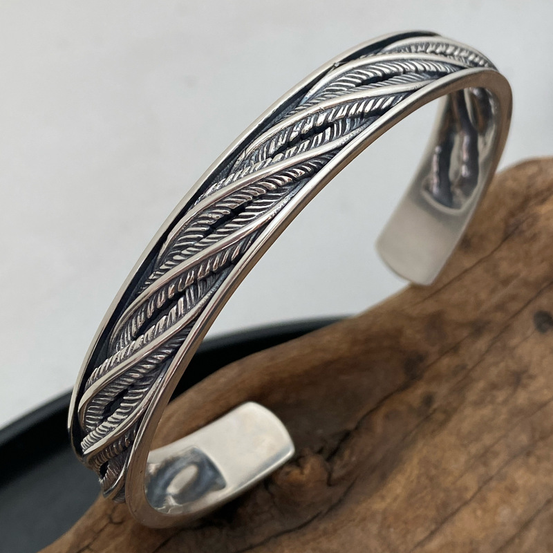 Vintage Heavy-Duty Personalized Feather-Wrapped Open Bracelet with Niche Design, Antique Style, and a High-End Feel Vintage Heavy-Duty Personalized Feather-Wrapped Open Bracelet with Niche Design, Antique Style, and a High-End Feel