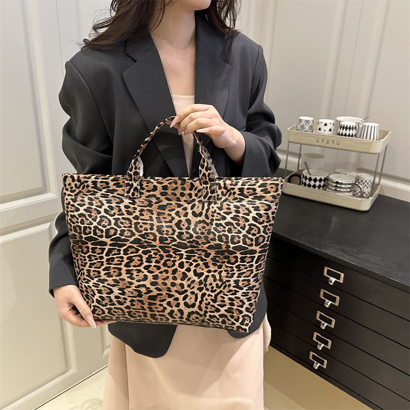 Transfronterizo 2025 nuevo estilo simple de moda de viaje portátil de hombro bolsa de mano para mujeres Europa y América retrógrado leopardo de gran capacidad de marea