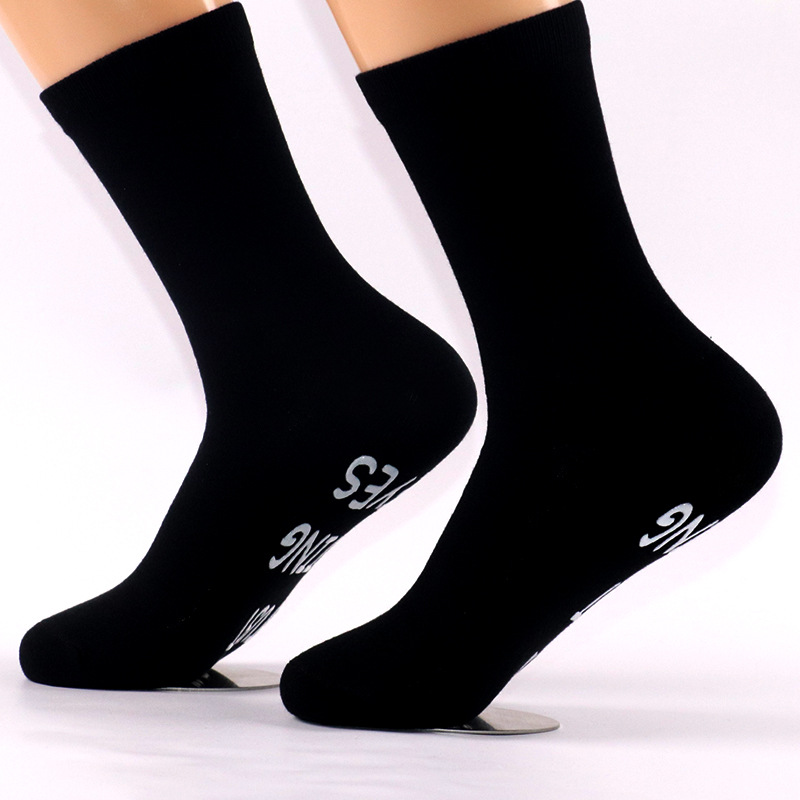 En stock europeo y americano transfronterizo Venta caliente calcetines de media pantorrilla de algodón letras creativa de suela antideslizante dispensación calcetines de piso calcetines divertidos
