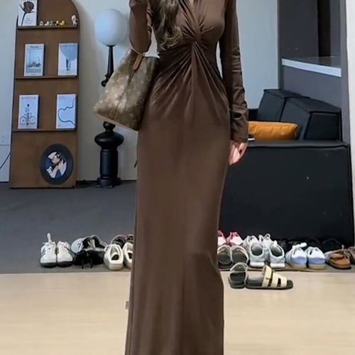 French-style knotted V-neck long-sleeved dress—youthful, early-autumn, high-end, sexy, slimming, figure-flattering, hip-hugging maxi dress.